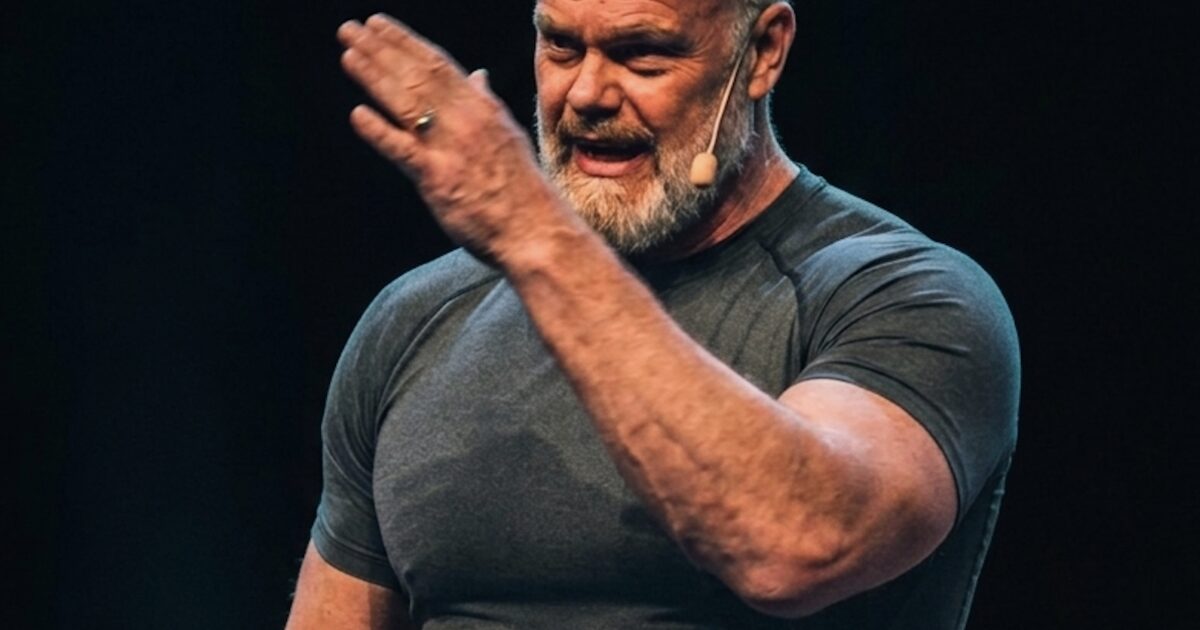 Ronny Kvist speaking on stage about health and human performance
